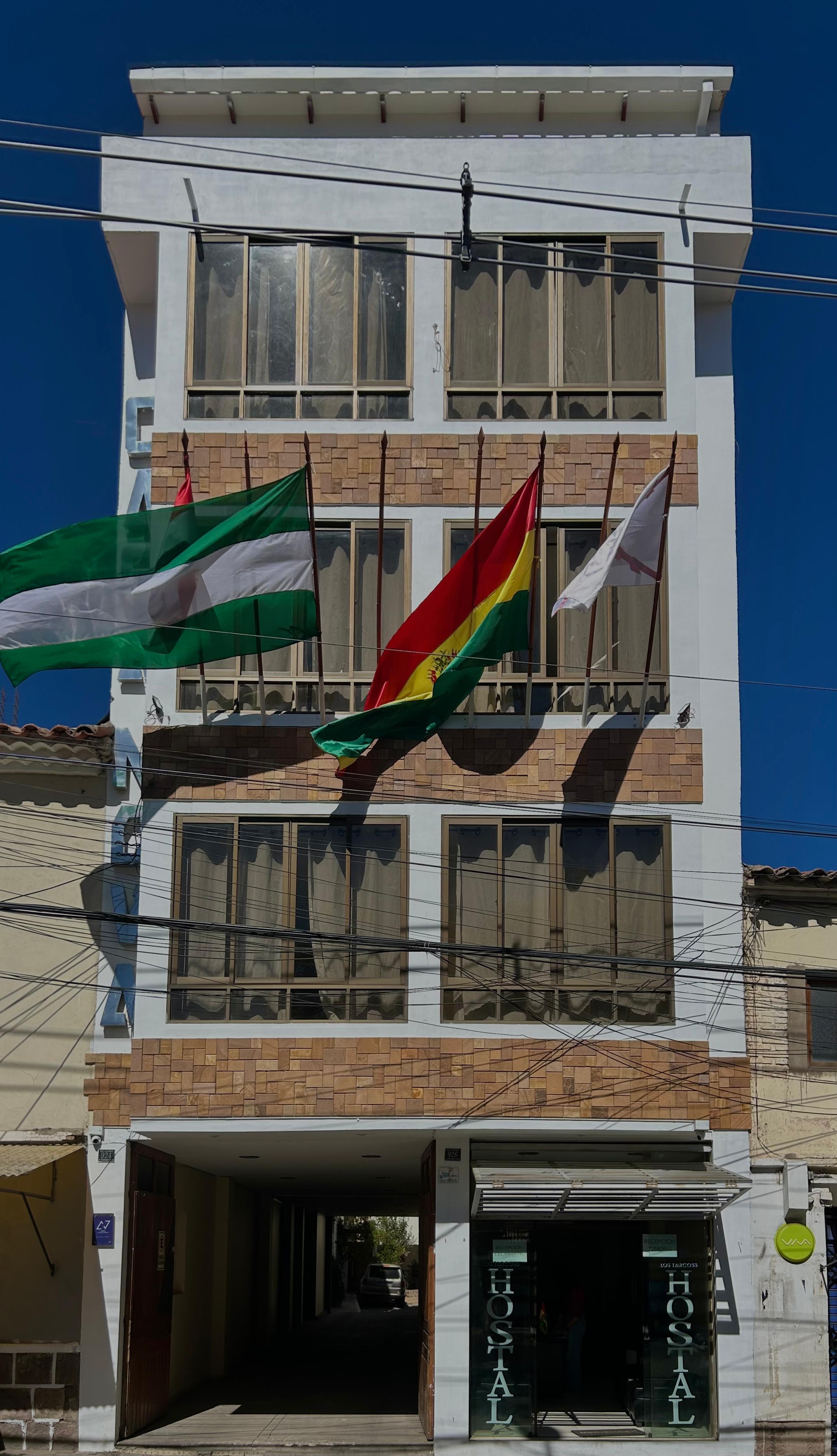 Fachada del Hotel Los Tarcoss